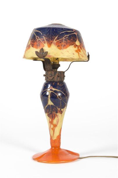 null LE VERRE FRANÇAIS 
Lampe champignon en verre multicouche violet, jaune et orange...