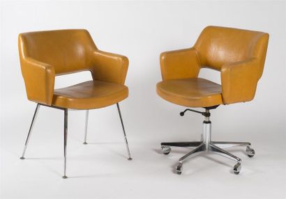null Travail 1960
Suite de trois fauteuils type conférence dont un à roulettes à...