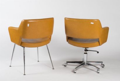 null Travail 1960
Suite de trois fauteuils type conférence dont un à roulettes à...