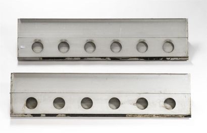null Jean PROUVE (1901-1984)
Suite de deux volets aérateurs en aluminium, et métal...