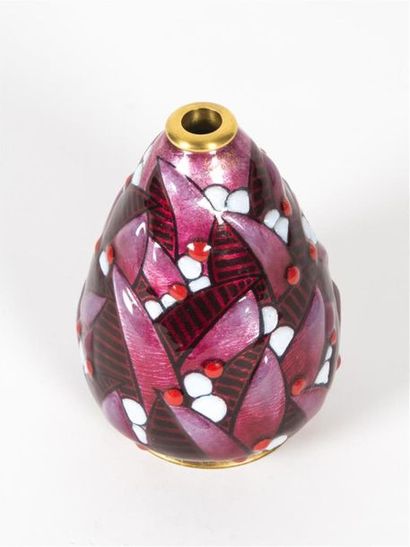 null Camille FAURÉ (1874-1956) 
Rare vase piriforme en cuivre émaillé rouge sur base...