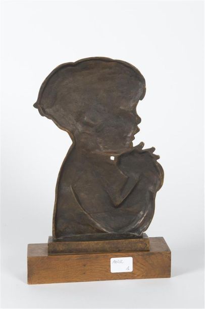 null Richard GUINO (1890-1973) & SUSSE FRERES
Profil de jeune enfant à la pomme
Bronze...