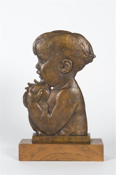 null Richard GUINO (1890-1973) & SUSSE FRERES
Profil de jeune enfant à la pomme
Bronze...