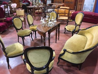 null Salon comprenant une banquette, deux fauteuils et quatre chaises