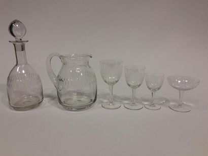 null Service de verres en cristal taillé
11 grands verres 
10 verres à porto
7 coupes...