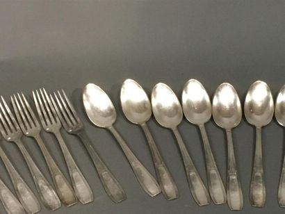 null Vingt-quatre couverts en métal argenté art déco (12 fourchettes et 12 cuill...