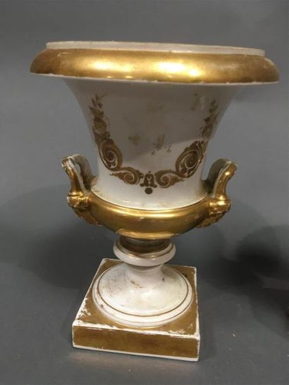 null Paire de vases en porcelaine peinte, joint un vase forme Médicis plus grand...