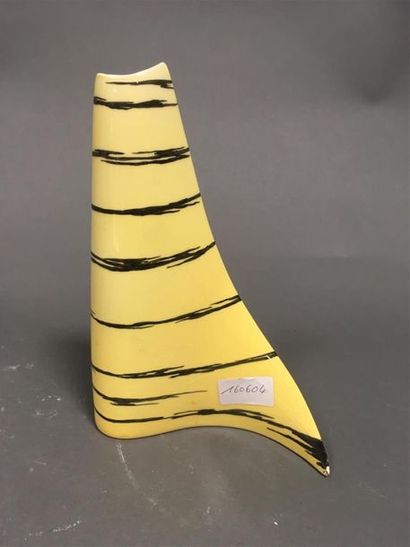 null Vase italien jaune années 50
Marqué Vibi Torino
H: 24 cm