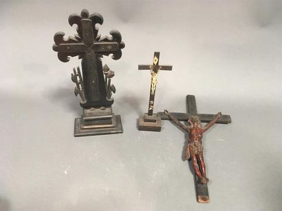 null Deux crucifix et une croix
H du Christ en ivoire 8.5 cm