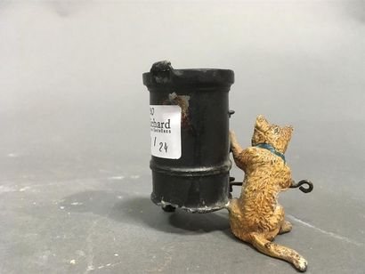 null Vienne chat près d'un poêle en plomb polychrome
H: 5 cm