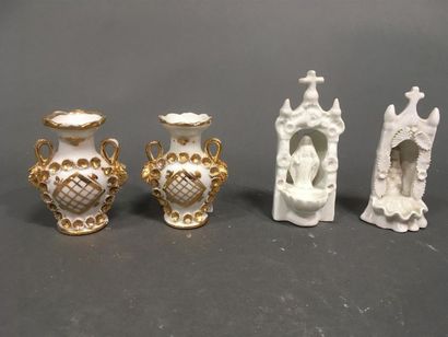 null Deux chapelles en porcelaine, paire de petits vases d'église
H: 8 cm
