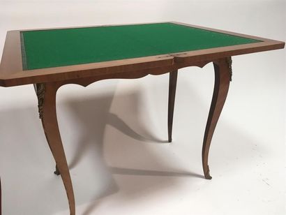 null Table à jeu de style Louis XV
plateau marqueté, bronzes
quelque manques de placage...