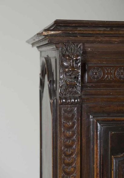 null Cabinet en noyer sculpté dans le goût de la Renaissance italienne
19ème siècle
H...