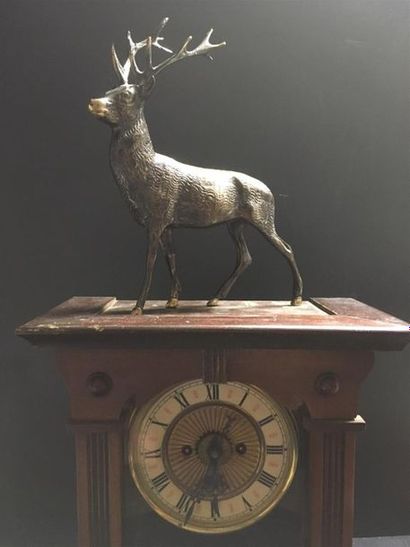 null Pendule surmontée d'un cerf en bronze
H : 61cm
