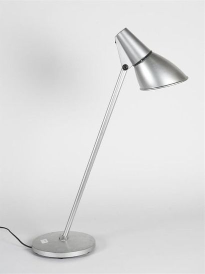 null Hannes WETTSTEIN (né en 1958)
Lampe de table à deux rotules modèle Spy en métal...