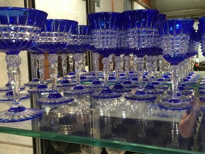 null Verres en cristal de couleur bleu
12 verres à vin, 6 verres à eau, 12 verres...