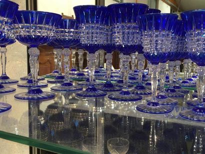 null Verres en cristal de couleur bleu
12 verres à vin, 6 verres à eau, 12 verres...