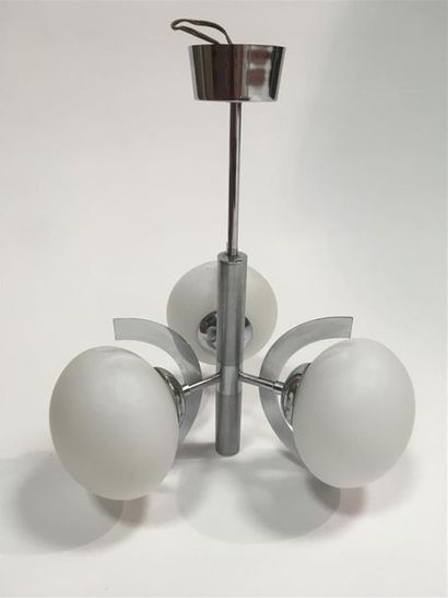 null Suspension en acier chromé et inox
3 globes en opaline
H: 45 cm