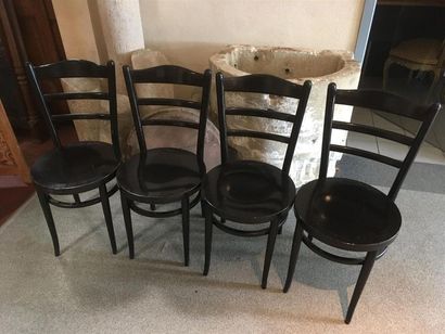 null Lot de quatre chaises de bistrot en bois courbé