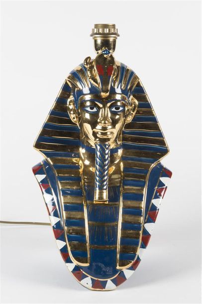 null Travail italien (20ème) 
Lampe Pharaon en céramique peinte 
Circa 1970 
H: 46...