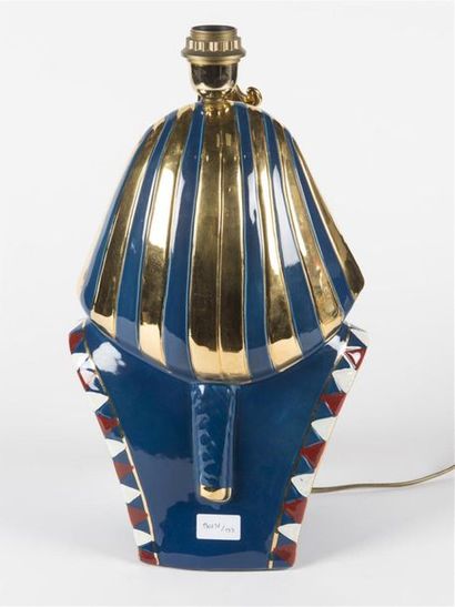 null Travail italien (20ème) 
Lampe Pharaon en céramique peinte 
Circa 1970 
H: 46...