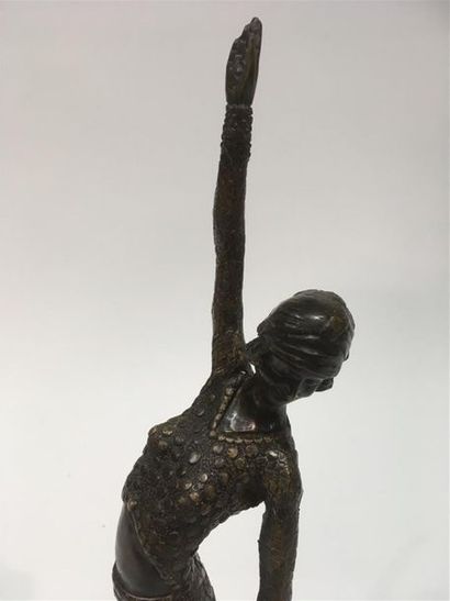 null Dans l'esprit de CHIPARUS
Sculpture en bronze représentant une danseuse
H: 50...