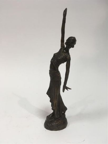 null Dans l'esprit de CHIPARUS
Sculpture en bronze représentant une danseuse
H: 50...