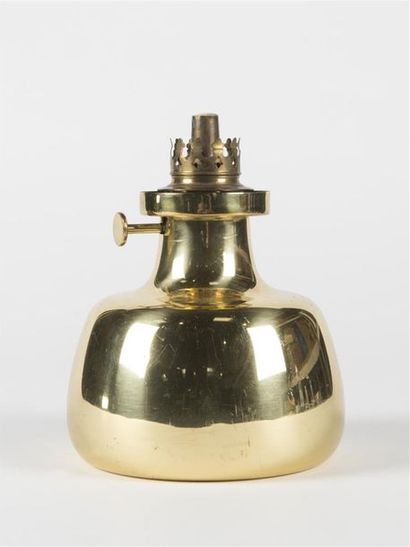 null HENNING KOPPEL (1918-1981)
Lampe à pétrole 
Etiquette de l'éditeur
Edition:...