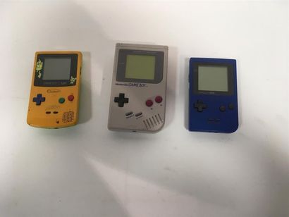 null 3 Game Boy Nintendo, une Gameboy fat dmg classique, une Game boy Pocket bleue,...