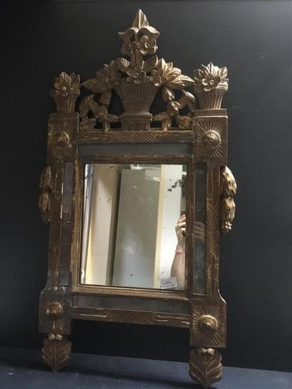 null Miroir de style Louis XVI en bois doré, fronton orné d'une corbeille de fle...