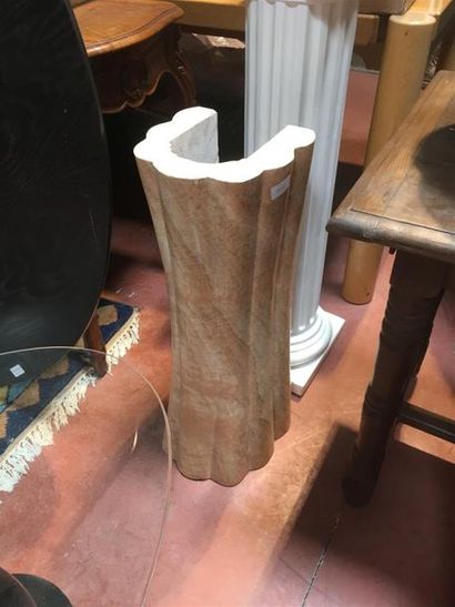 null Lavabo en marbre avec sa colonne, vasque en forme de coquille