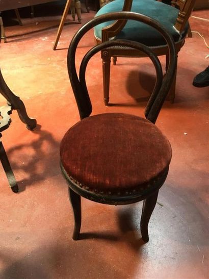 null Petite chaise d'enfant dossier en bois courbé, assise en velours rouge