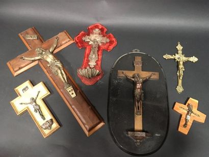 null Lot de crucifix et bénitier