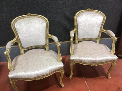 null Deux fauteuils de style Louis XV