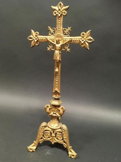 null Croix d'autel en bronze doré 
H: 69 cm