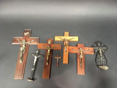 null Lot de crucifix et un bénitier