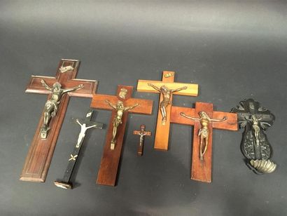 null Lot de crucifix et un bénitier