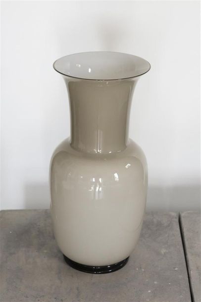 null Tomaso BUZZI (1900-1981) &VENINI 
Vase balustre modèle Incamiciato en verre...