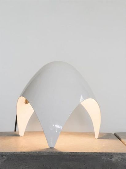 null Elio MARTINELLI (Né en1922)
Lampe de table modèle 686 dit coque en métal laqué...