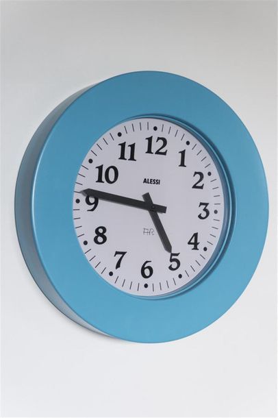 null Aldo ROSSI (1931-1997)
Horloge murale en plastique de couleur bleue ciel
Edition:...