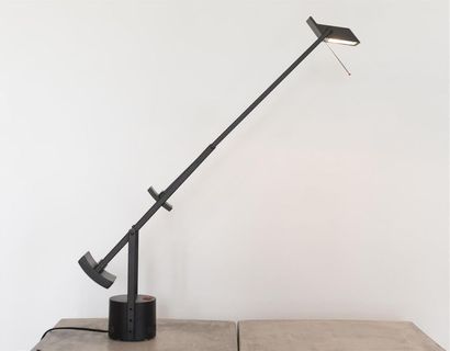 null Richard SAPPER (1932 - 2016) 
Lampe modèle Micro Tizio de table en métal noir.
Interrupteur...