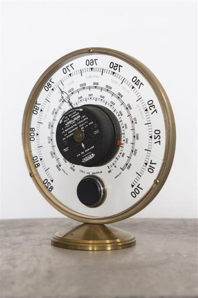 null JAEGER
Baromètre thermomètre rond à structure circulaire en métal doré reposant...