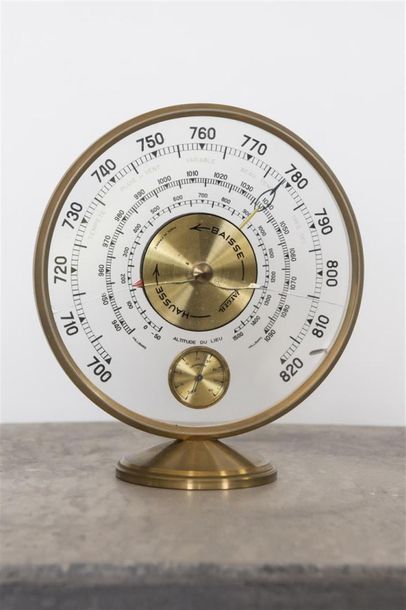 null JAEGER
Baromètre thermomètre rond à structure circulaire en métal doré reposant...