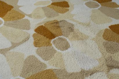 null DESSO (20ème)
Tapis pure laine à décor de fleurs stylisées dans les tons d beige...