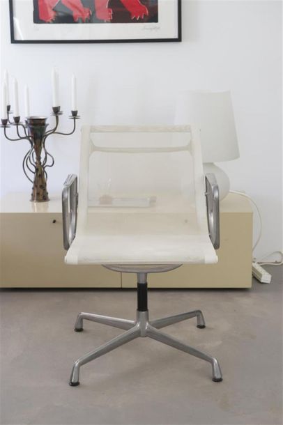 null Charles (1907 - 1978) et Ray (1912 - 1988) EAMES
Paire de fauteuils de bureau...
