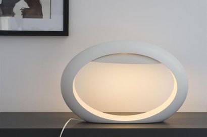 null GLORIA 
Prototype de lampe de table modèle Ellipsis en plastique abs blanc
Embossé...