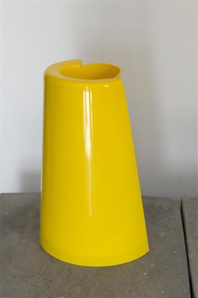 null ALESSI 
Vase modèle Officina en plastique ABS Jaune 
H: 30 - L: 20 cm