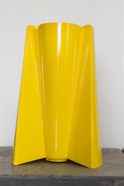 null ALESSI 
Vase modèle Officina en plastique ABS Jaune 
H: 30 - L: 20 cm