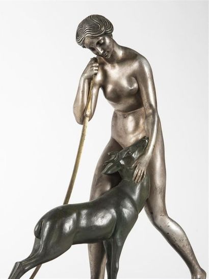 null Maurice GUIRAUD RIVIERE (1881-1947)
Femme caressant un jeune cerf en bronze...
