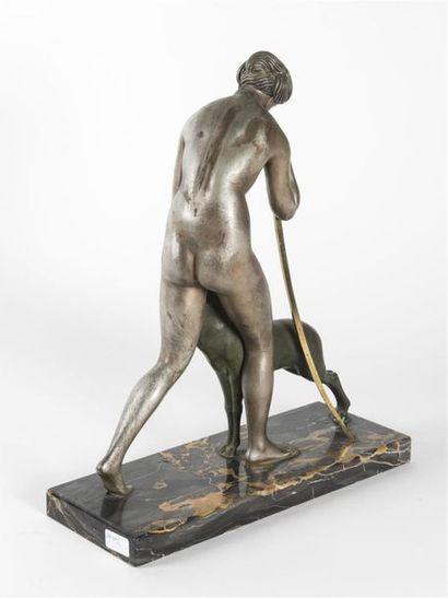 null Maurice GUIRAUD RIVIERE (1881-1947)
Femme caressant un jeune cerf en bronze...